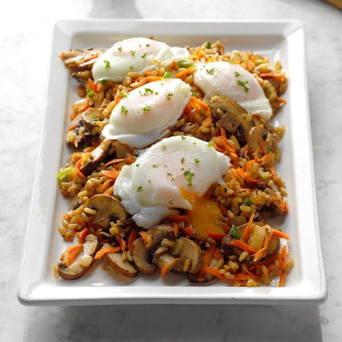 Mushroom-and-Brown-Rice-Hash-with-Poached-Eggs_EXPS_SDJJ18_189425_B02_09_6b-696x696
